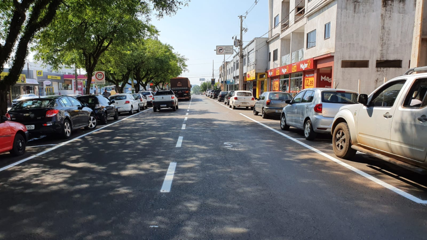 Pintura das faixas no asfalto melhoram Avenida Dambros e Piva