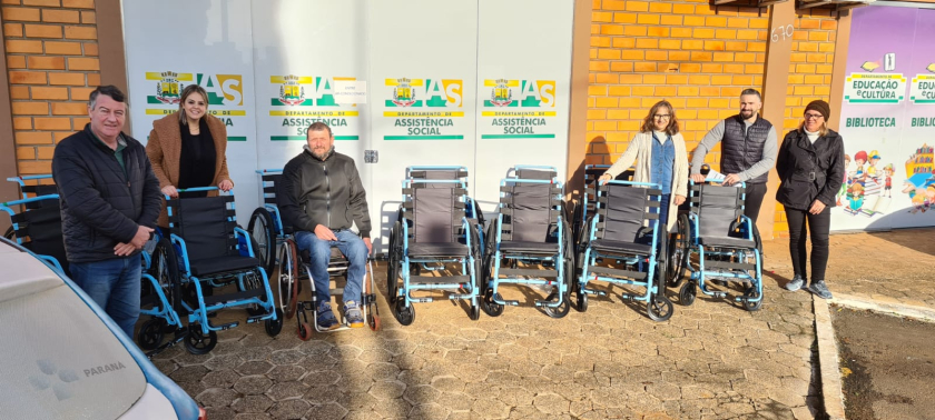 Prefeito Paulo Pilati participa da entrega de cadeiras de rodas permanentes 