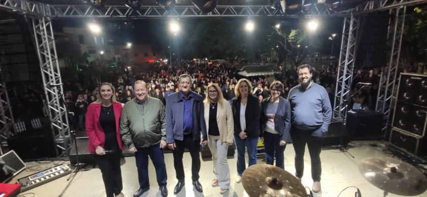 Show na Praça Central reuni aproximadamente duas mil pessoas  