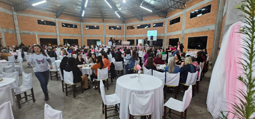 Chá Rosa reúne cerca de 500 mulheres em uma noite de inspiração