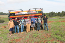 Entrega Técnica de semeadora para associação do Km15 