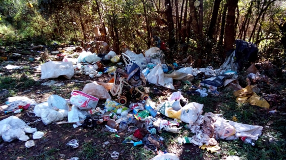 Lixo é encontrado nas margens do Rio Marmeleiro
