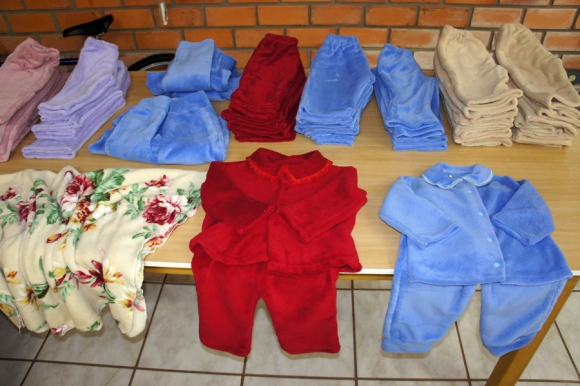 Costureiras fizeram 200 peças de roupas para doação 