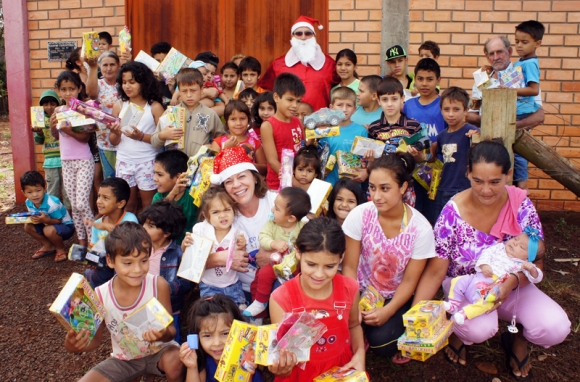 Papai Noel Distribuiu Doces e Presentes para as crianças do município