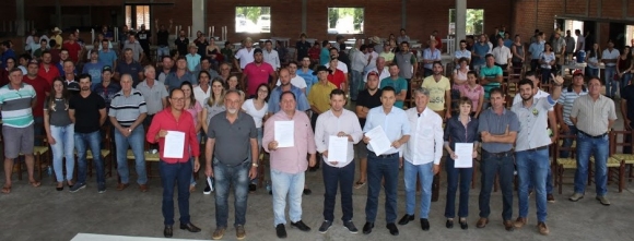 PRODUTORES DE LEITE DE MARMELEIRO REUNIRAM MAIS DE 170 PESSOAS EM ATO DE PROTESTO PELA CATEGORIA
