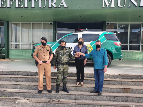 Prefeito Paulo Pilati entrega viatura nova a Polícia Ambiental