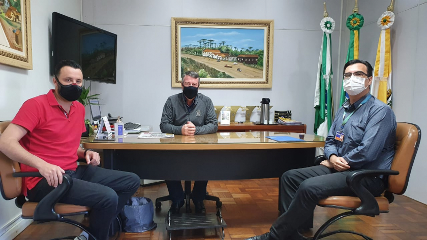 Prefeito Paulo Jair Pilati e Vice Giovani Tolotti receberam o Coordenador da Caixa Econômica Federal 