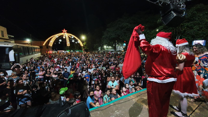 Multidão de pessoas prestigia a abertura do Natal em Marmeleiro