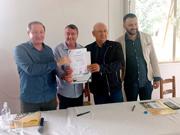 Prefeito Paulo Pilati, Deputado Ademar Traiano e Secretario Augustinho Zucchi assinam autorização para licitação para duplicação da marginal