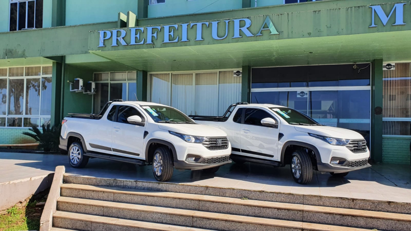 Novos veículos do município estão expostos na frente da Prefeitura