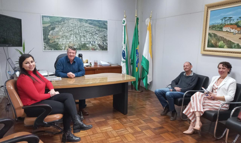 Prefeito de Marmeleiro recebe representante da Secretaria do Trabalho, Qualificação e Renda - SETER