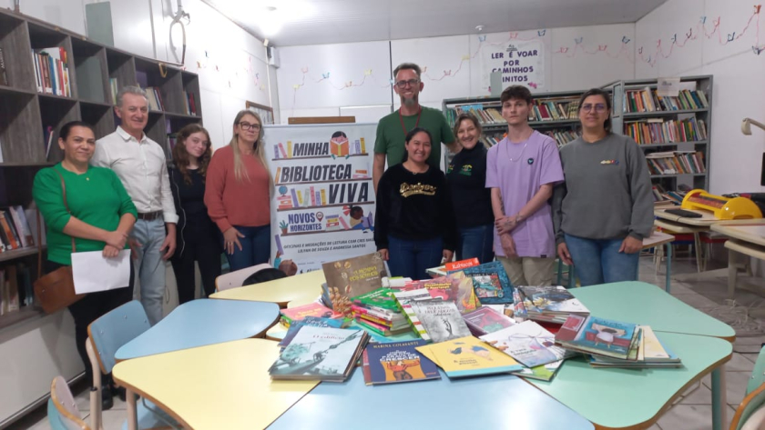 Marmeleiro recebe Doação de 100 Livros para Biblioteca Municipal
