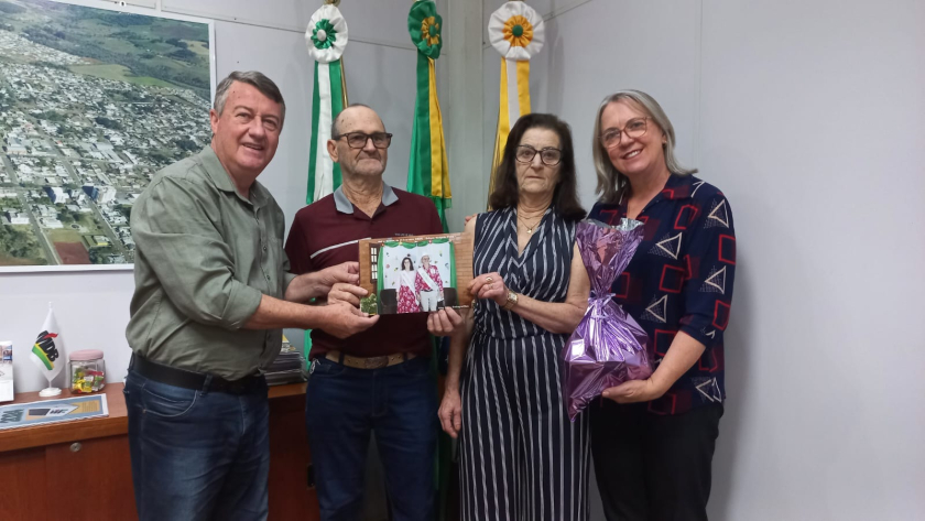 Prefeito Recebe Casal Eleito Rei e Rainha da Primavera dos Idosos