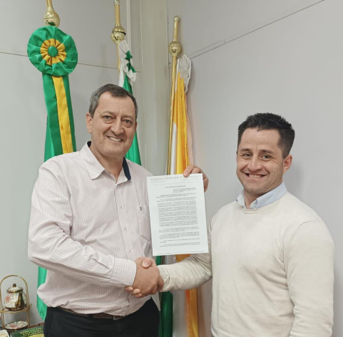 Prefeito Jander Loss entrega Lei sancionada ao Diretor do Colégio Estadual de Marmeleiro 