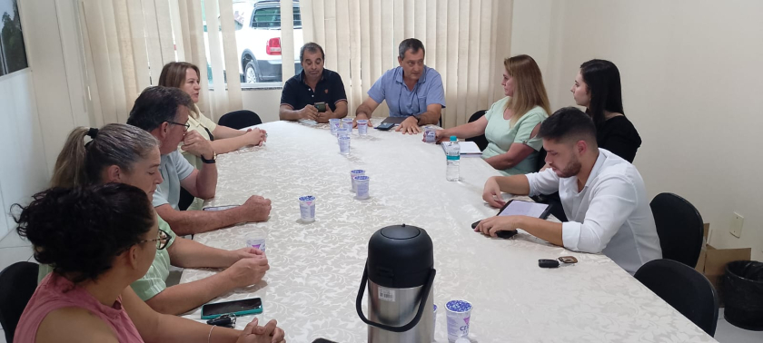 Prefeito apresenta projetos em educação e esporte durante reunião com vereadores