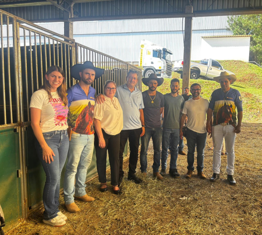 Prefeito visita expositores de Marmeleiro na Expobel, em Francisco Beltrão